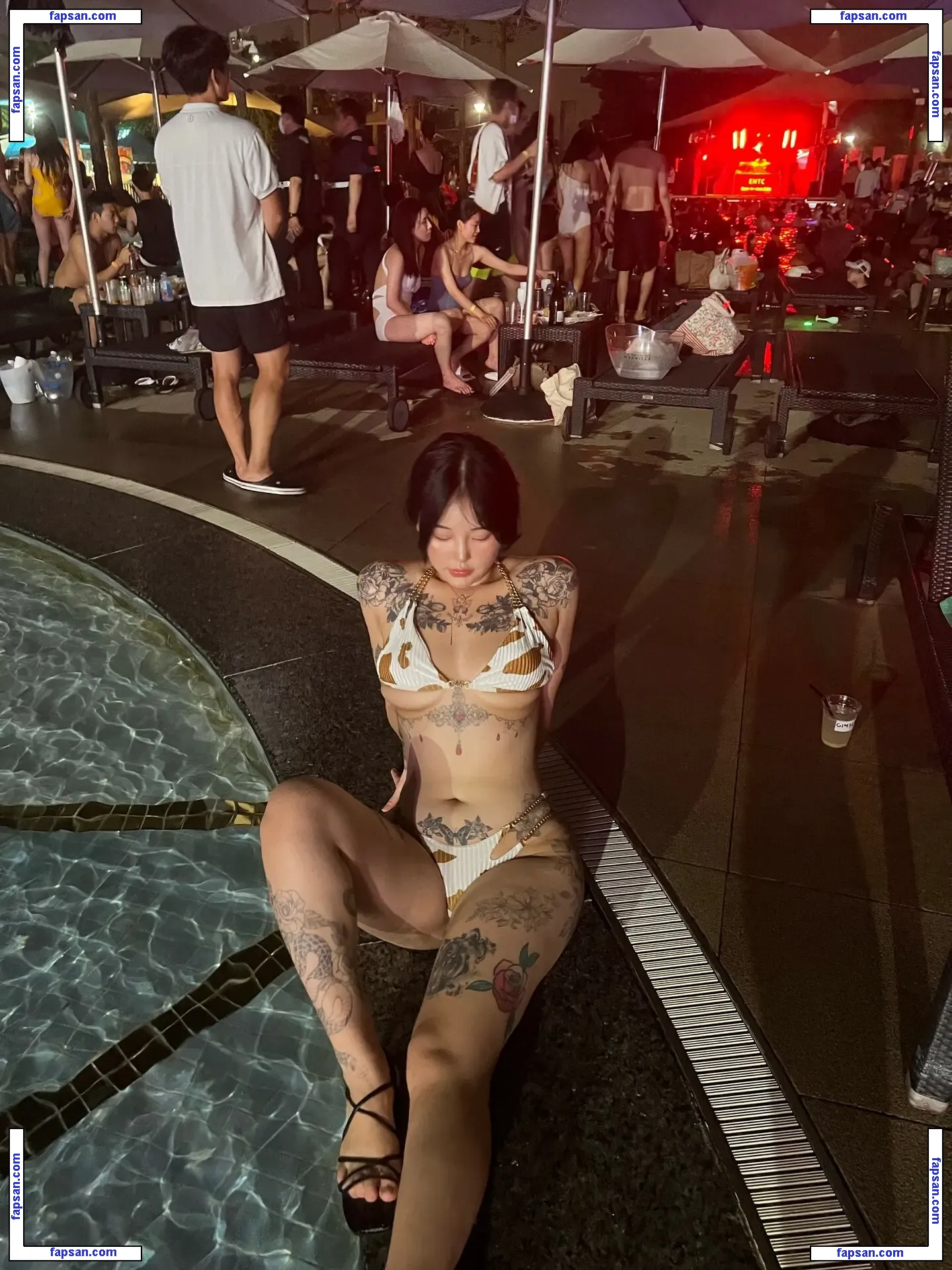 171jun1999 nude photo #0106 from OnlyFans