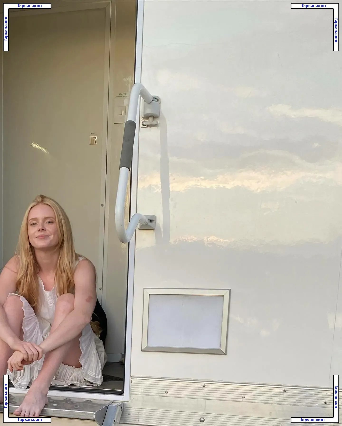 Abigail Cowan голая фото #0004 с Онлифанс