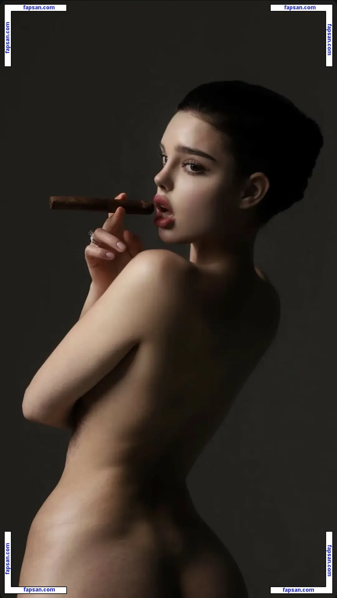 Aly.revolver голая фото #0001 с Онлифанс