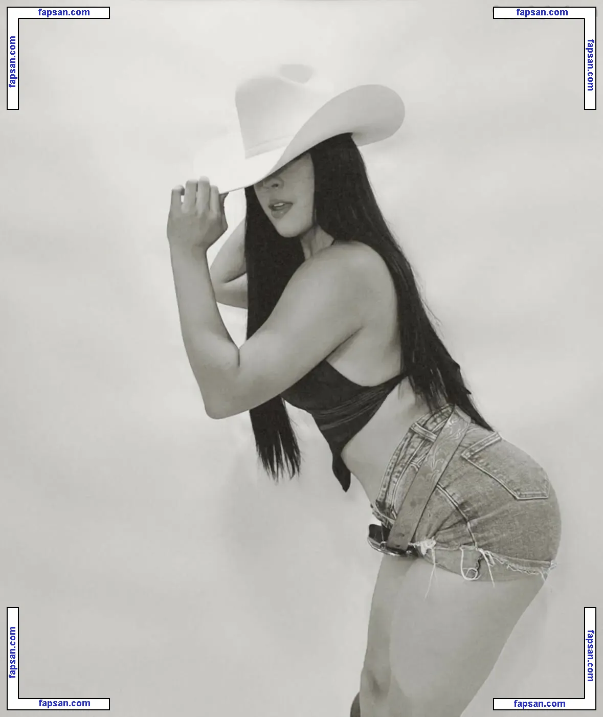 America Cuevas голая фото #0014 с Онлифанс