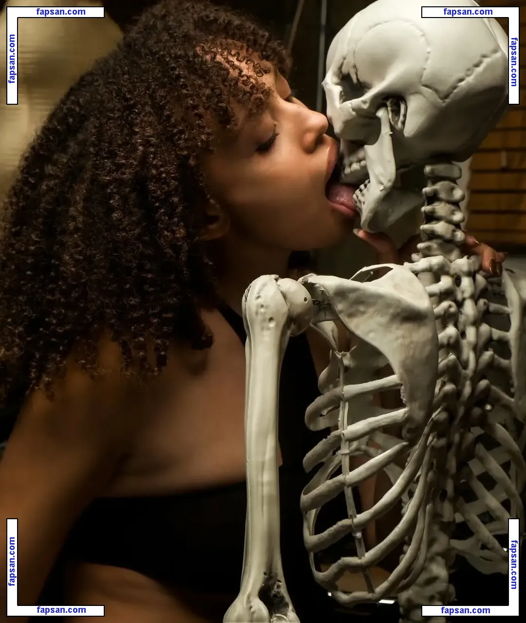 AmyMoretsele голая фото #0019 с Онлифанс