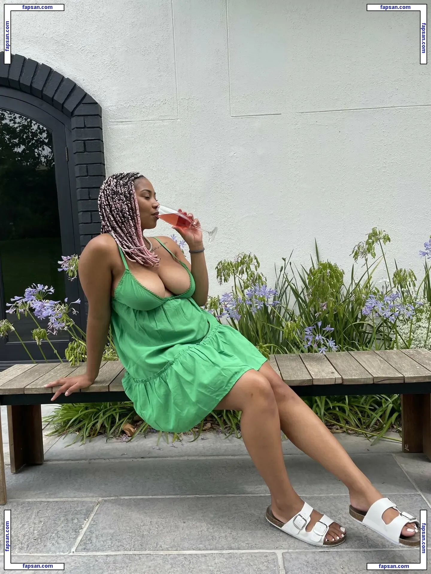 Anabellezoe_ nude photo #0004 from OnlyFans