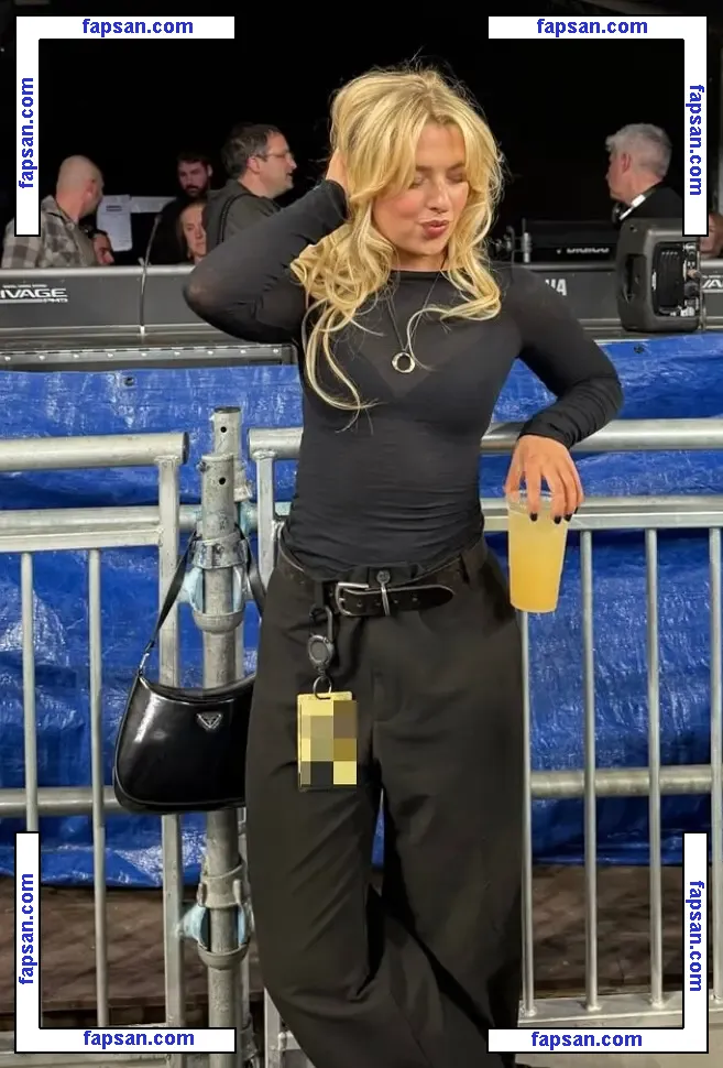 Anais Gallagher nude photo #0123 from OnlyFans