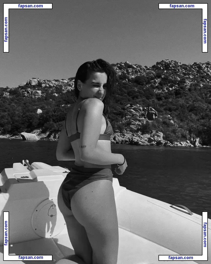 Apolline nude photo #0004 from OnlyFans