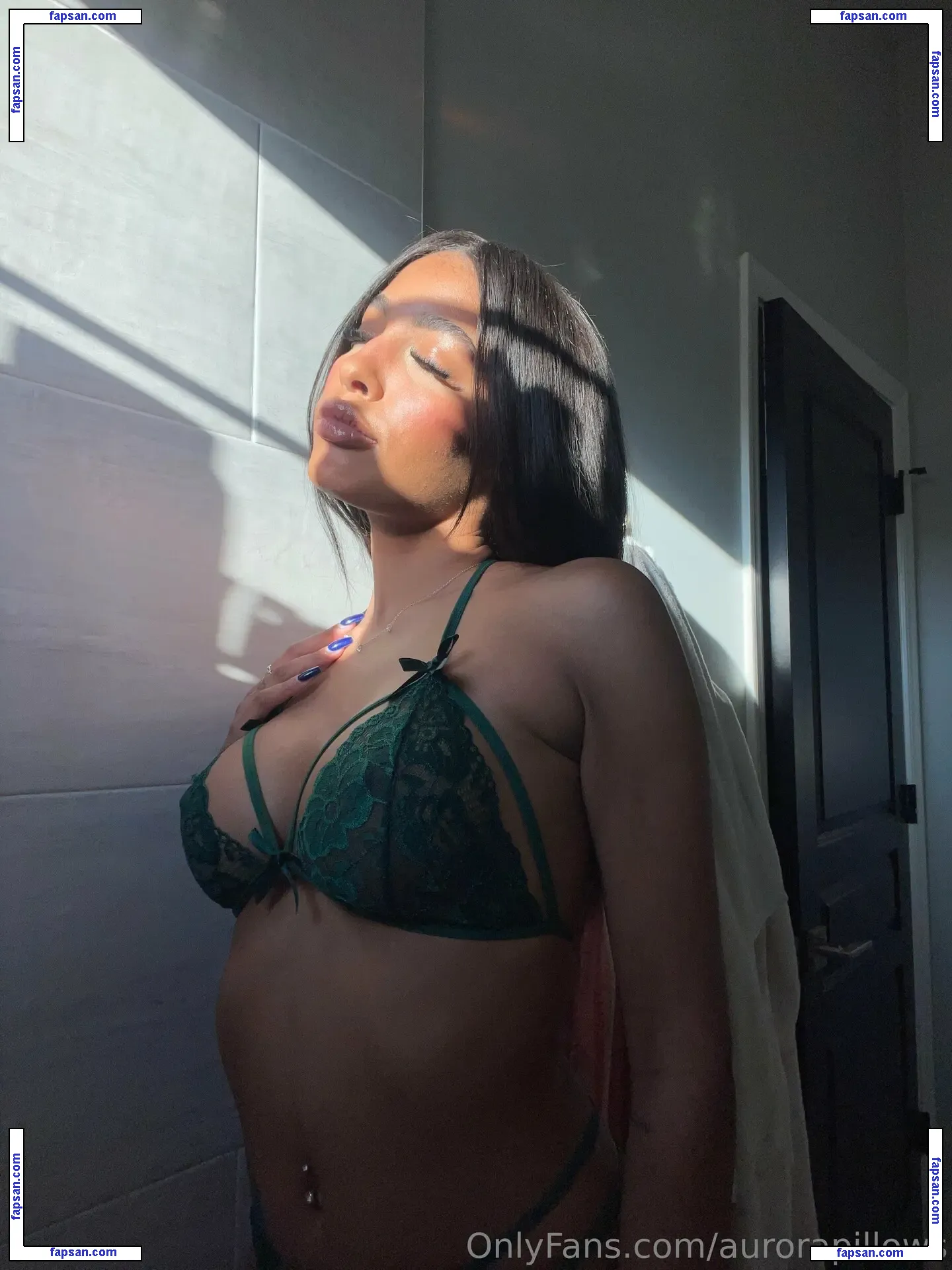 aurorapillows nude photo #0034 from OnlyFans