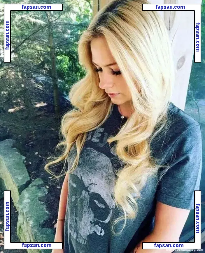 Avril Lavigne nude photo #1038 from OnlyFans