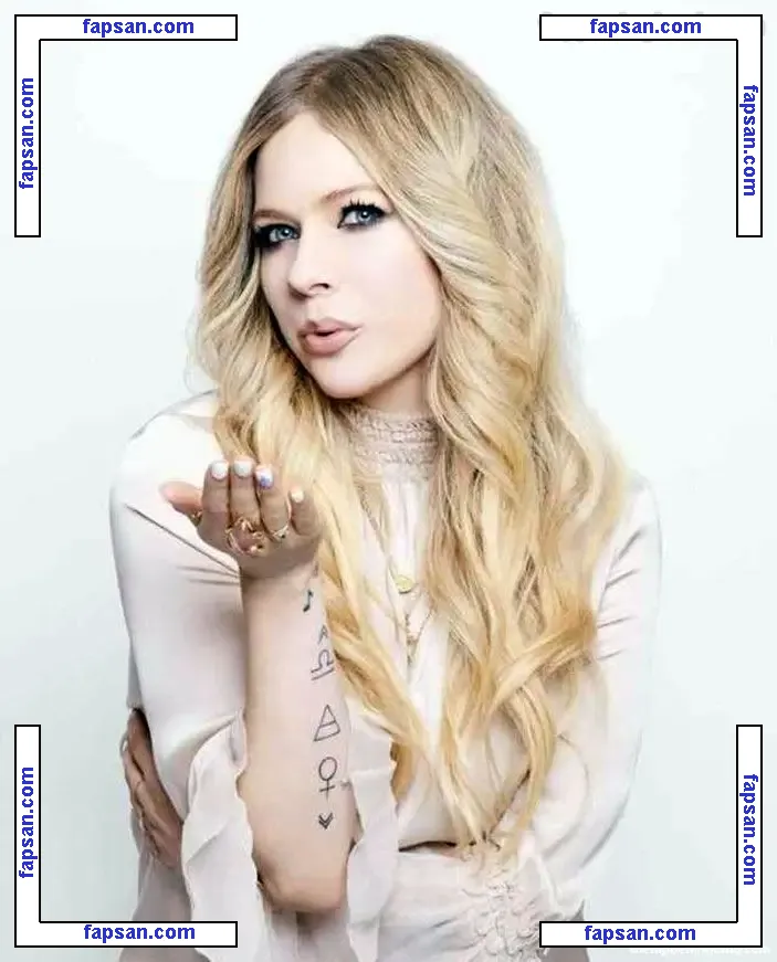 Avril Lavigne nude photo #1073 from OnlyFans