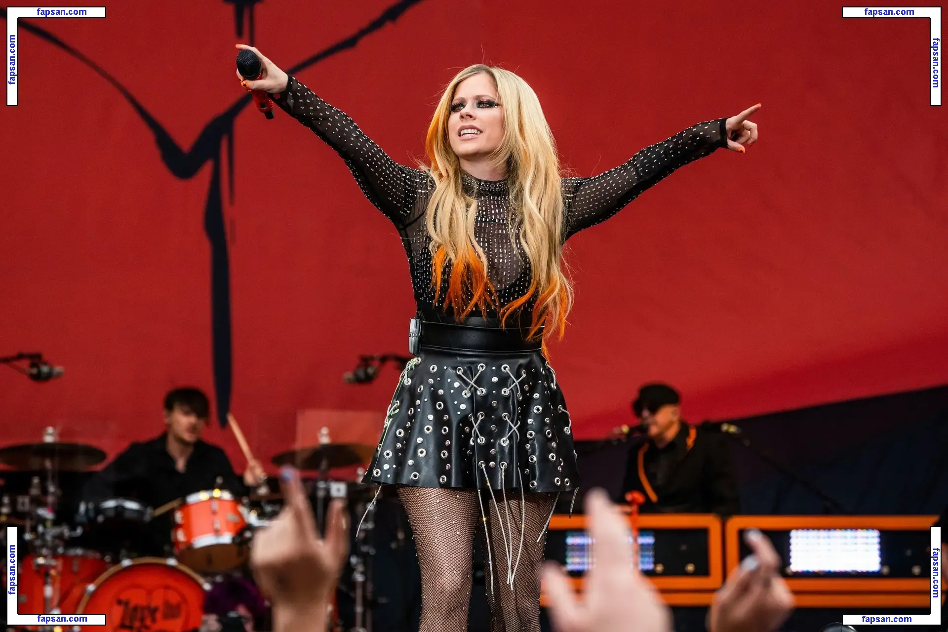 Avril Lavigne nude photo #1414 from OnlyFans