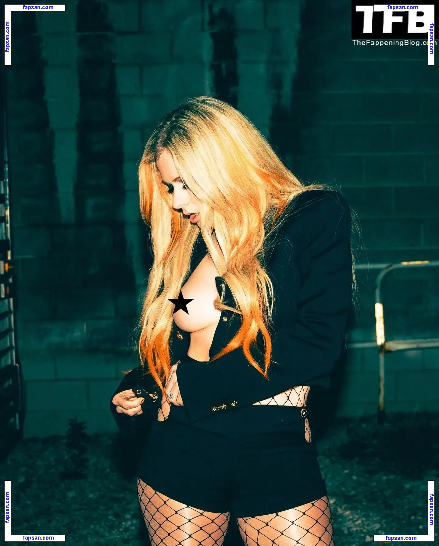 Avril Lavigne nude photo #1419 from OnlyFans