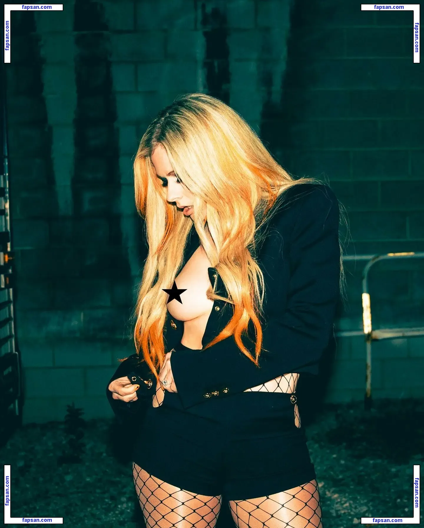 Avril Lavigne nude photo #1530 from OnlyFans