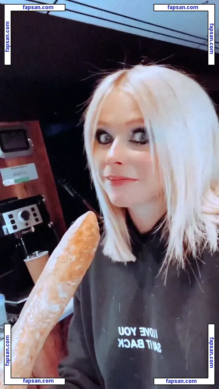Avril Lavigne nude photo #1624 from OnlyFans