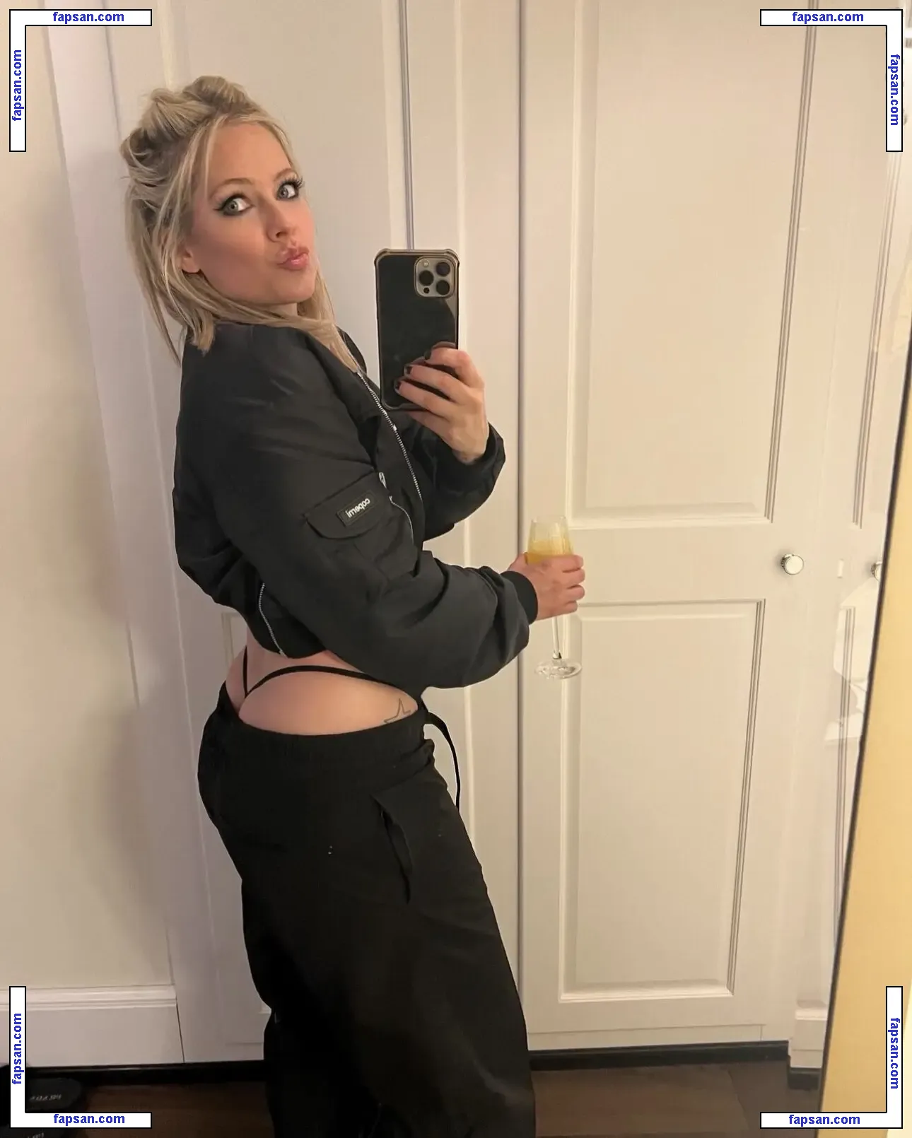 Avril Lavigne nude photo #1657 from OnlyFans