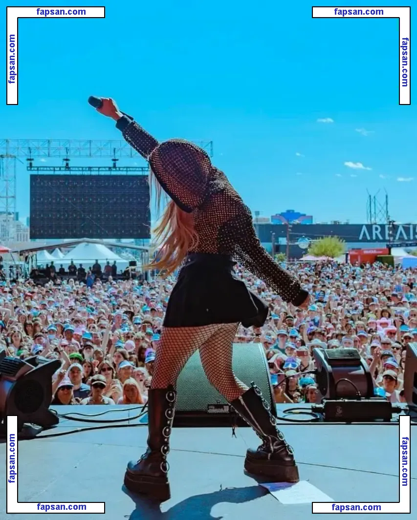 Avril Lavigne nude photo #1670 from OnlyFans
