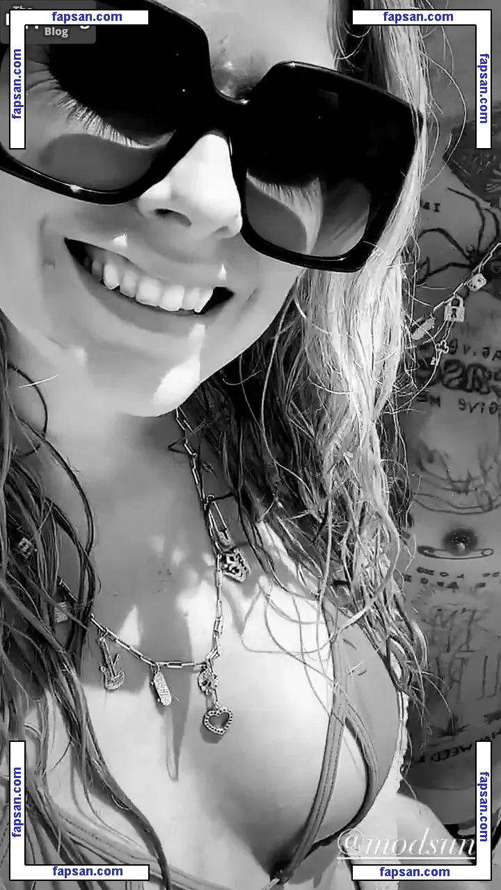 Avril Lavigne nude photo #1693 from OnlyFans