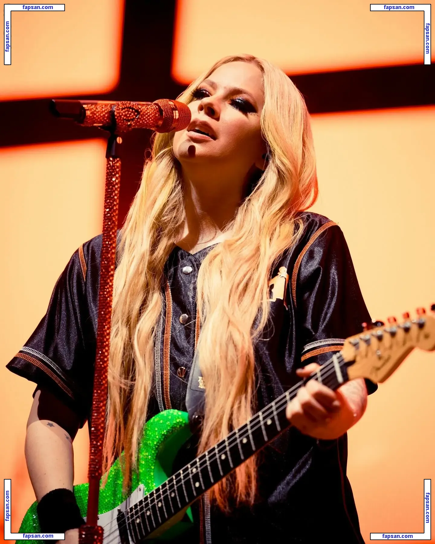 Avril Lavigne голая фото #2050 с Онлифанс