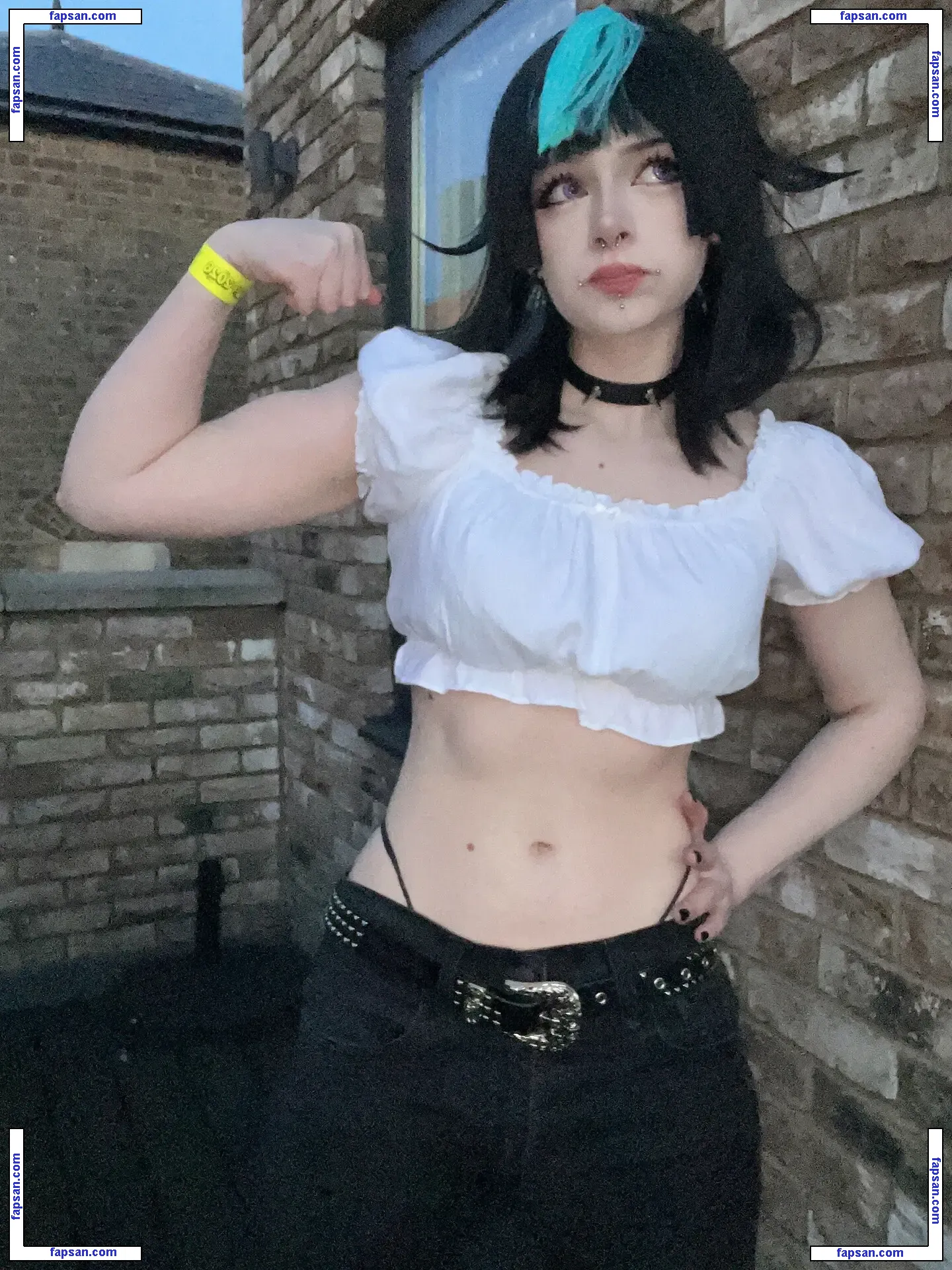 Beezleneezle nude photo #0002 from OnlyFans