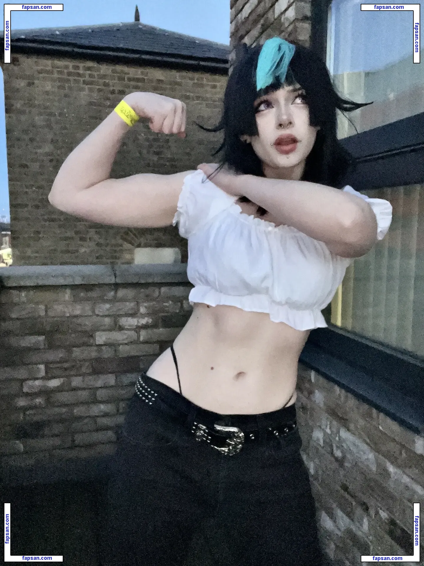 Beezleneezle nude photo #0003 from OnlyFans