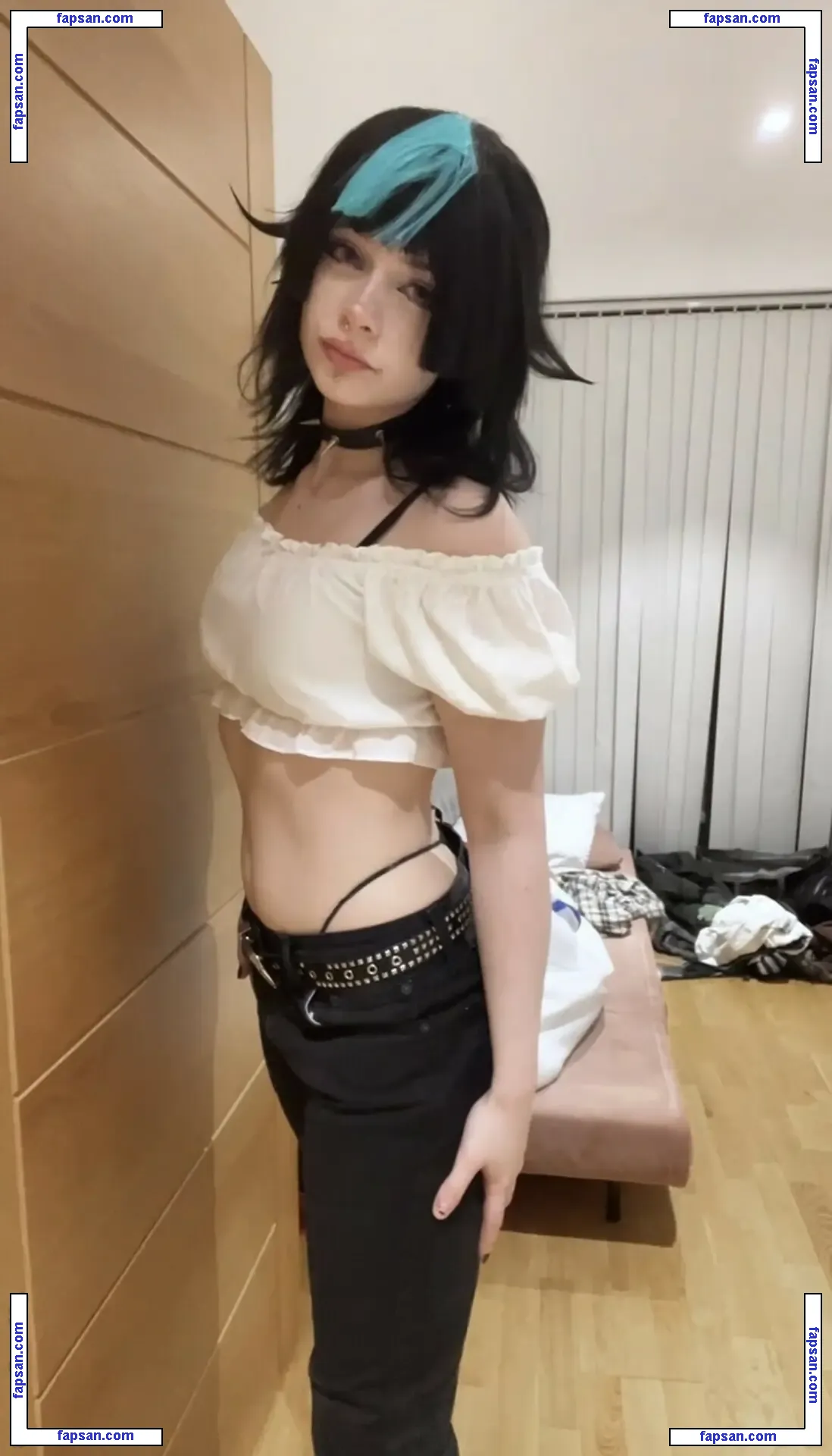 Beezleneezle nude photo #0004 from OnlyFans