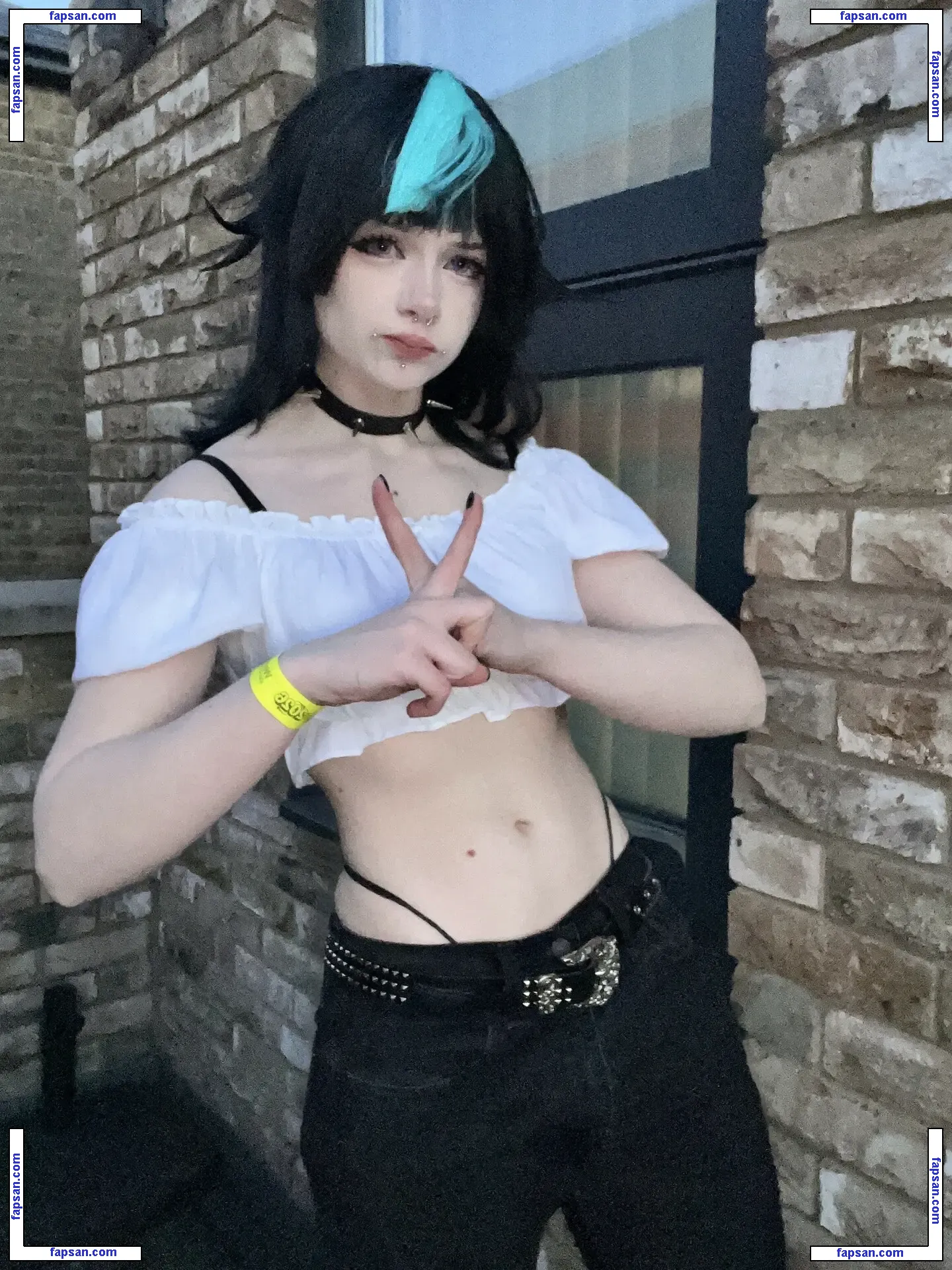 Beezleneezle nude photo #0005 from OnlyFans