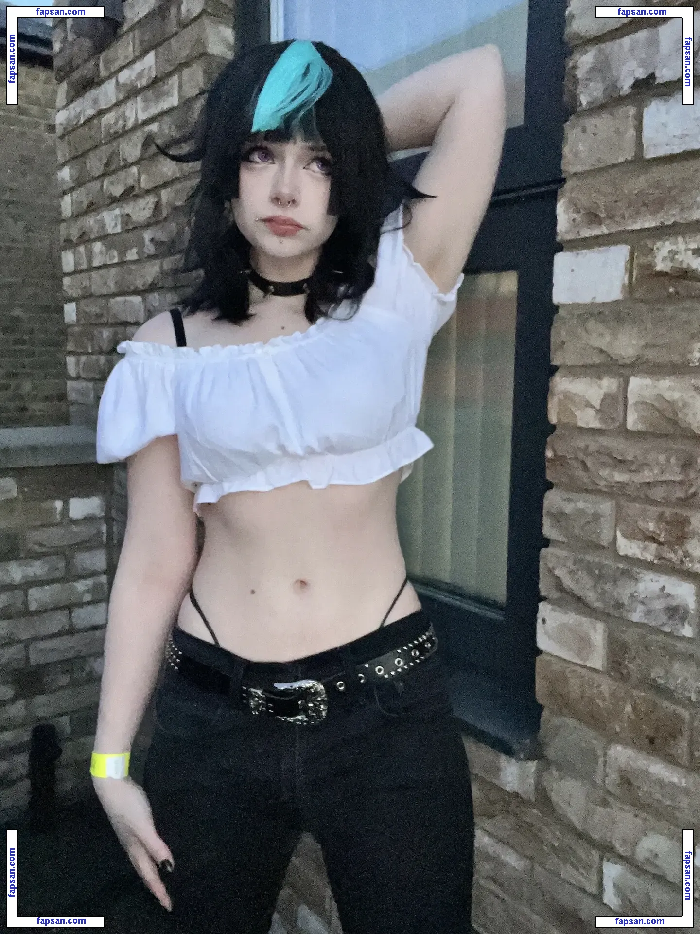 Beezleneezle nude photo #0006 from OnlyFans