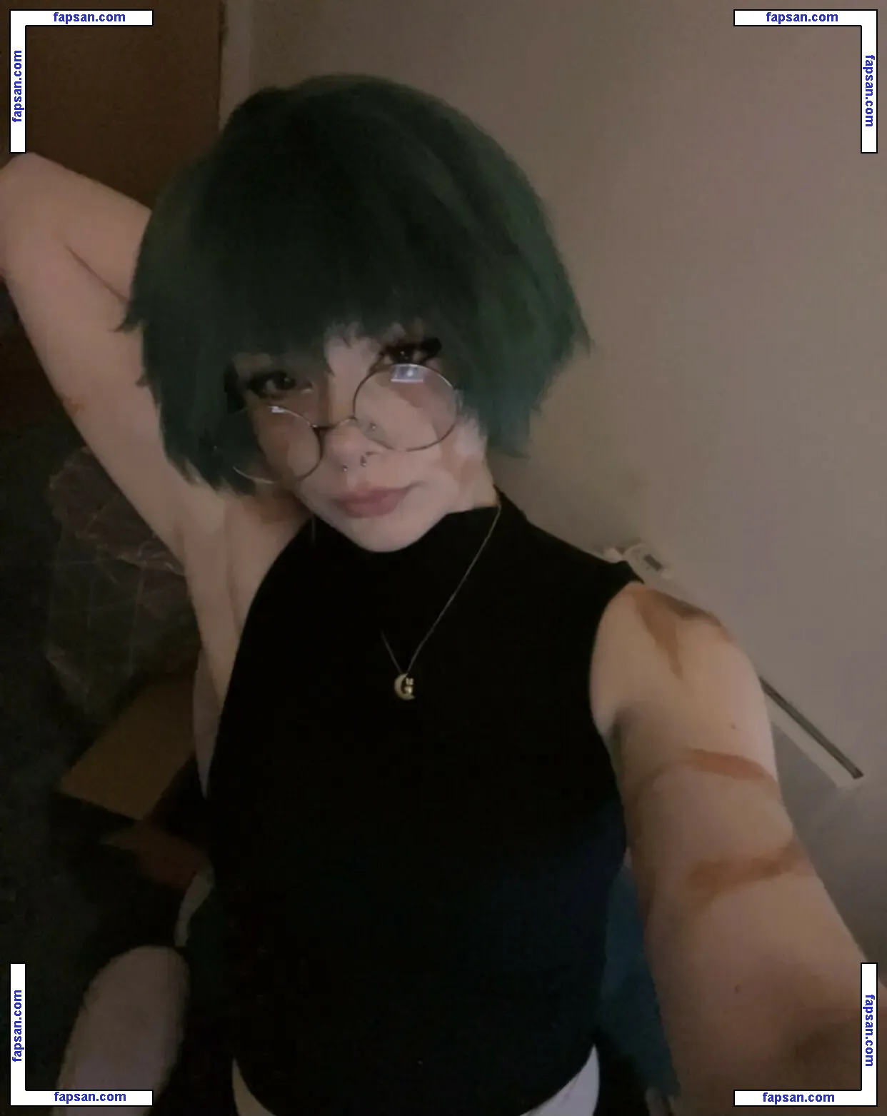 Beezleneezle nude photo #0018 from OnlyFans