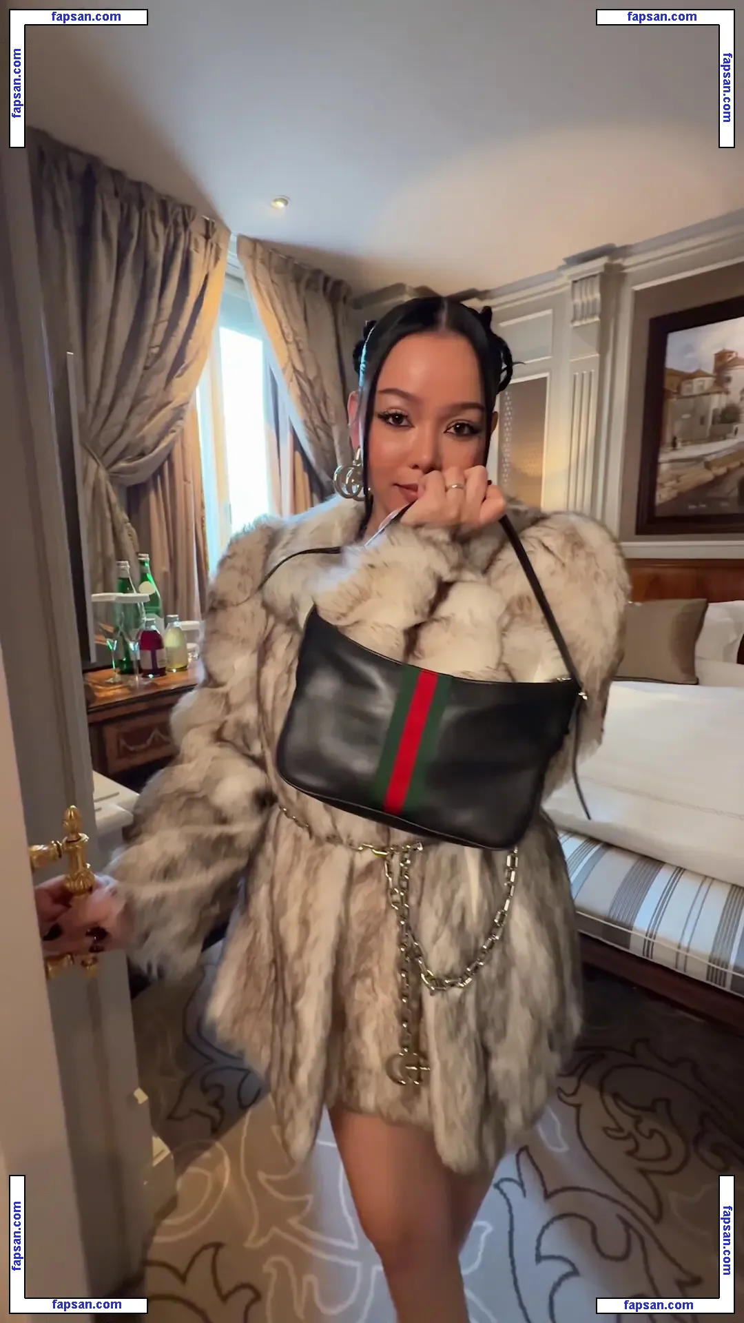 Bella Poarch голая фото #0956 с Онлифанс