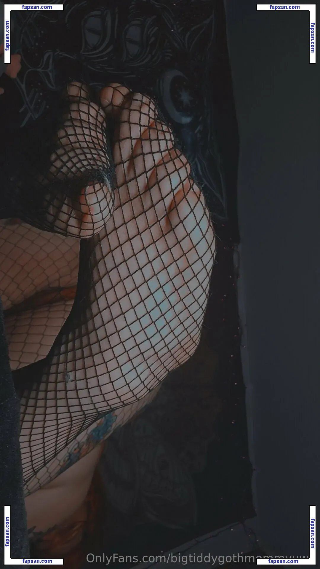 bigtiddygothmommyuwu nude photo #0002 from OnlyFans