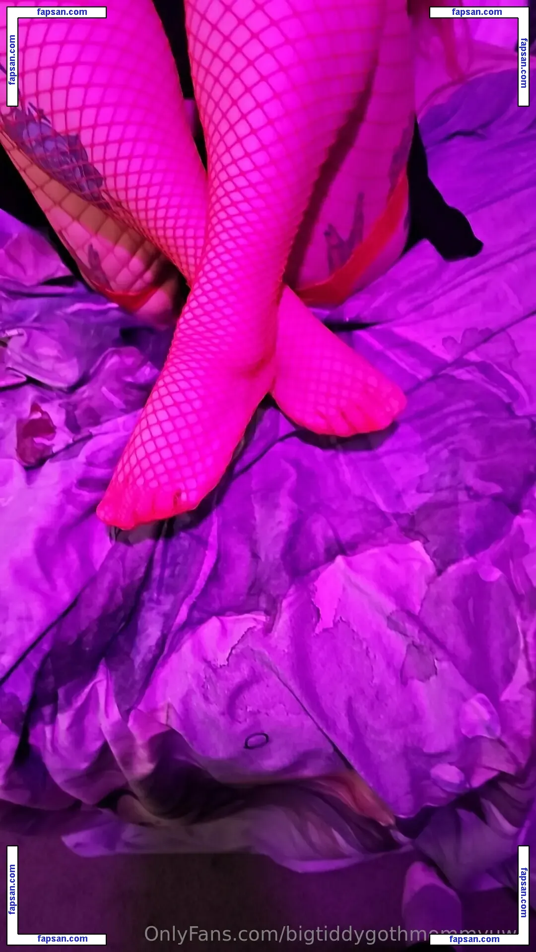 bigtiddygothmommyuwu nude photo #0005 from OnlyFans