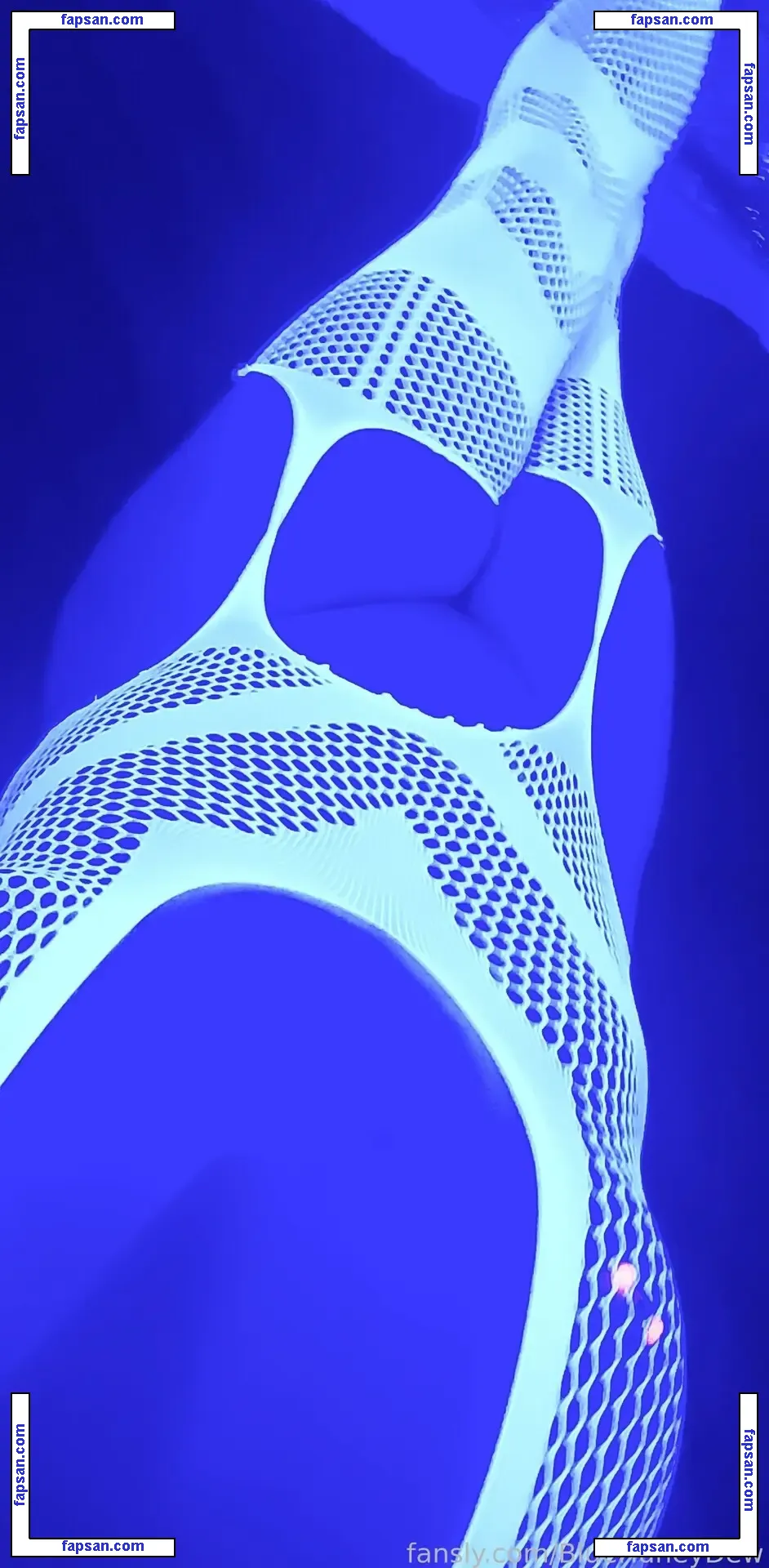 BlueHuneyDew nude photo #0033 from OnlyFans