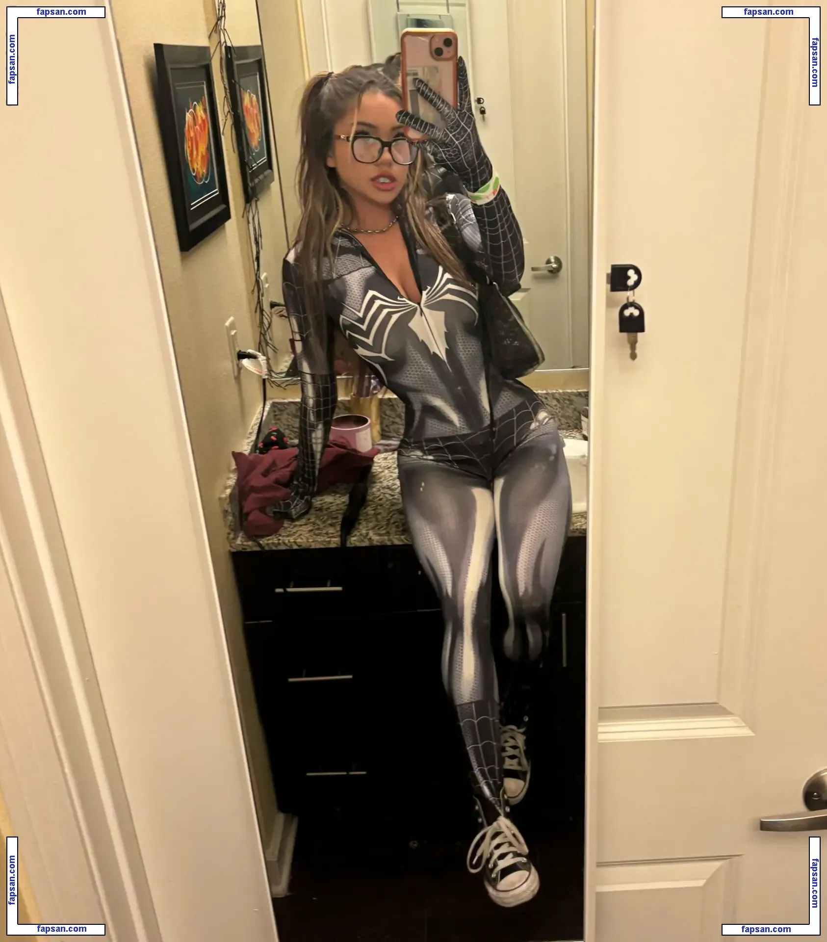 bratkylani голая фото #0018 с Онлифанс