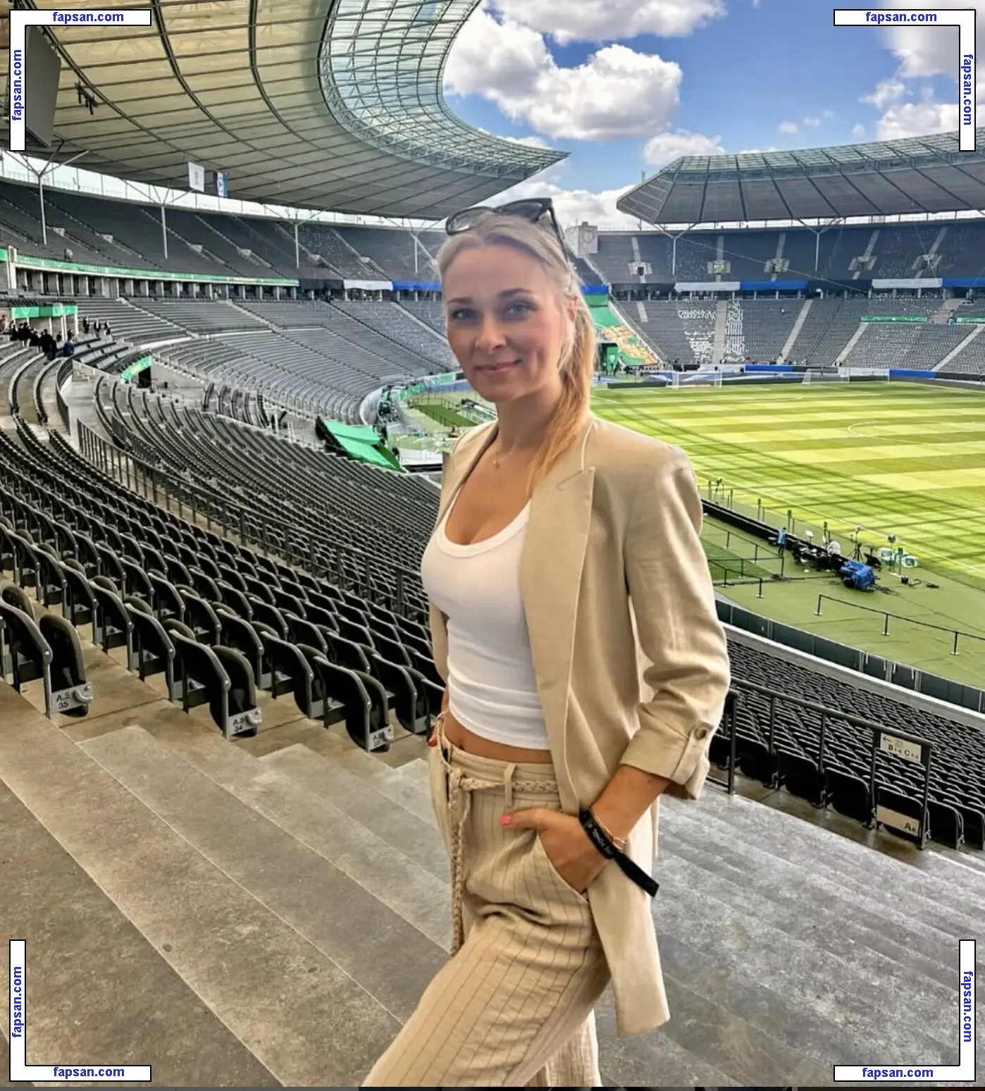 Britta Hofmann nude photo #0013 from OnlyFans