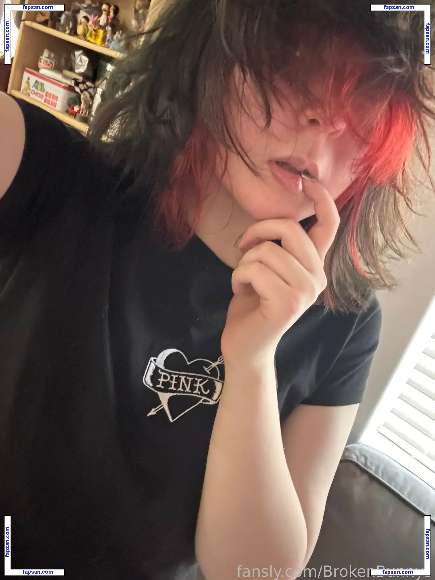 BrokenBunnies голая фото #0003 с Онлифанс