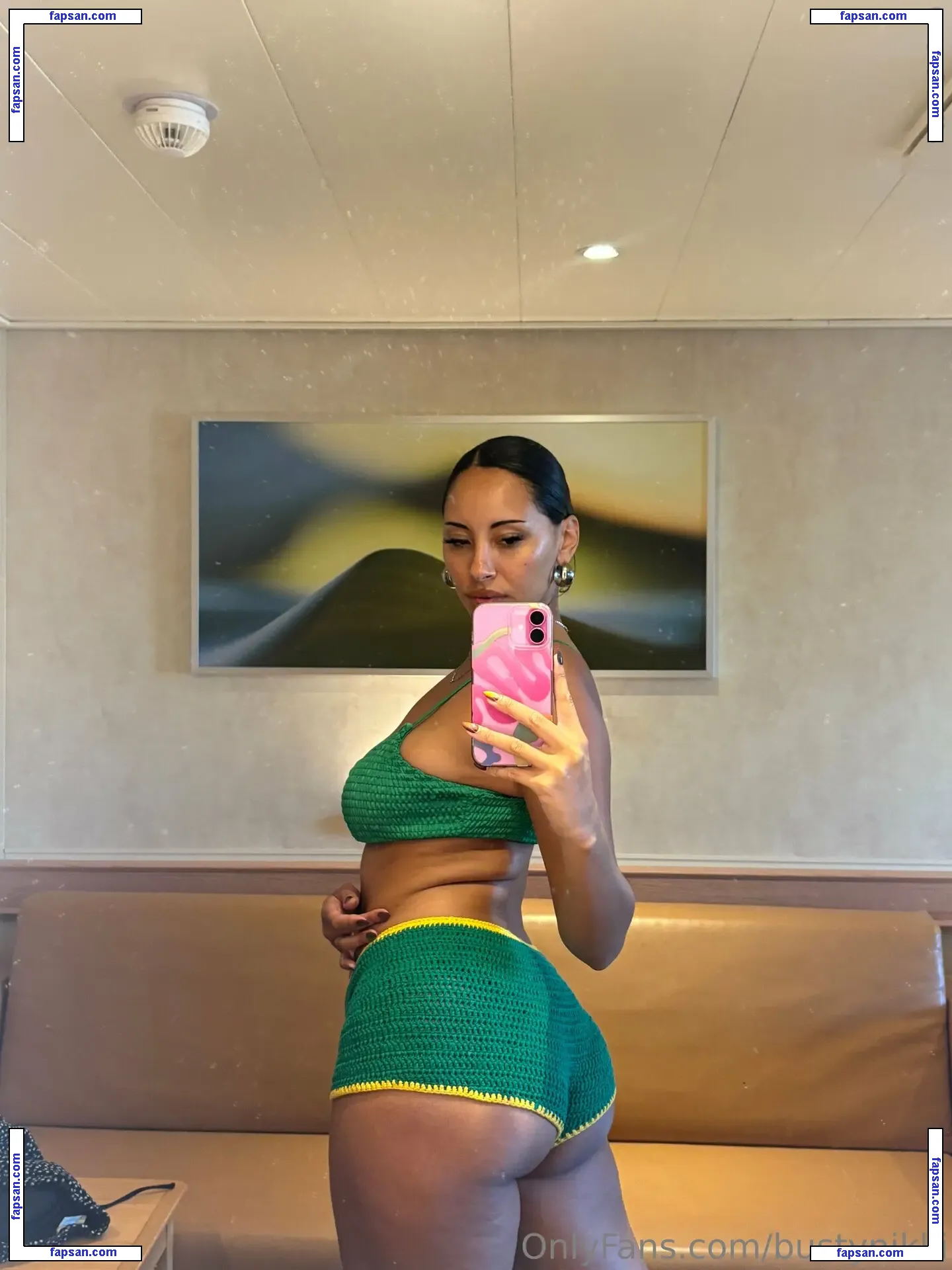 bustynikki голая фото #0054 с Онлифанс