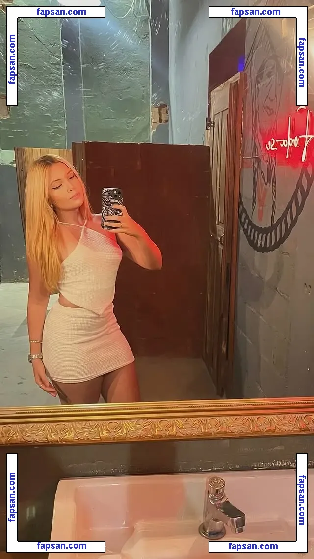 carol_qss nude photo #0005 from OnlyFans