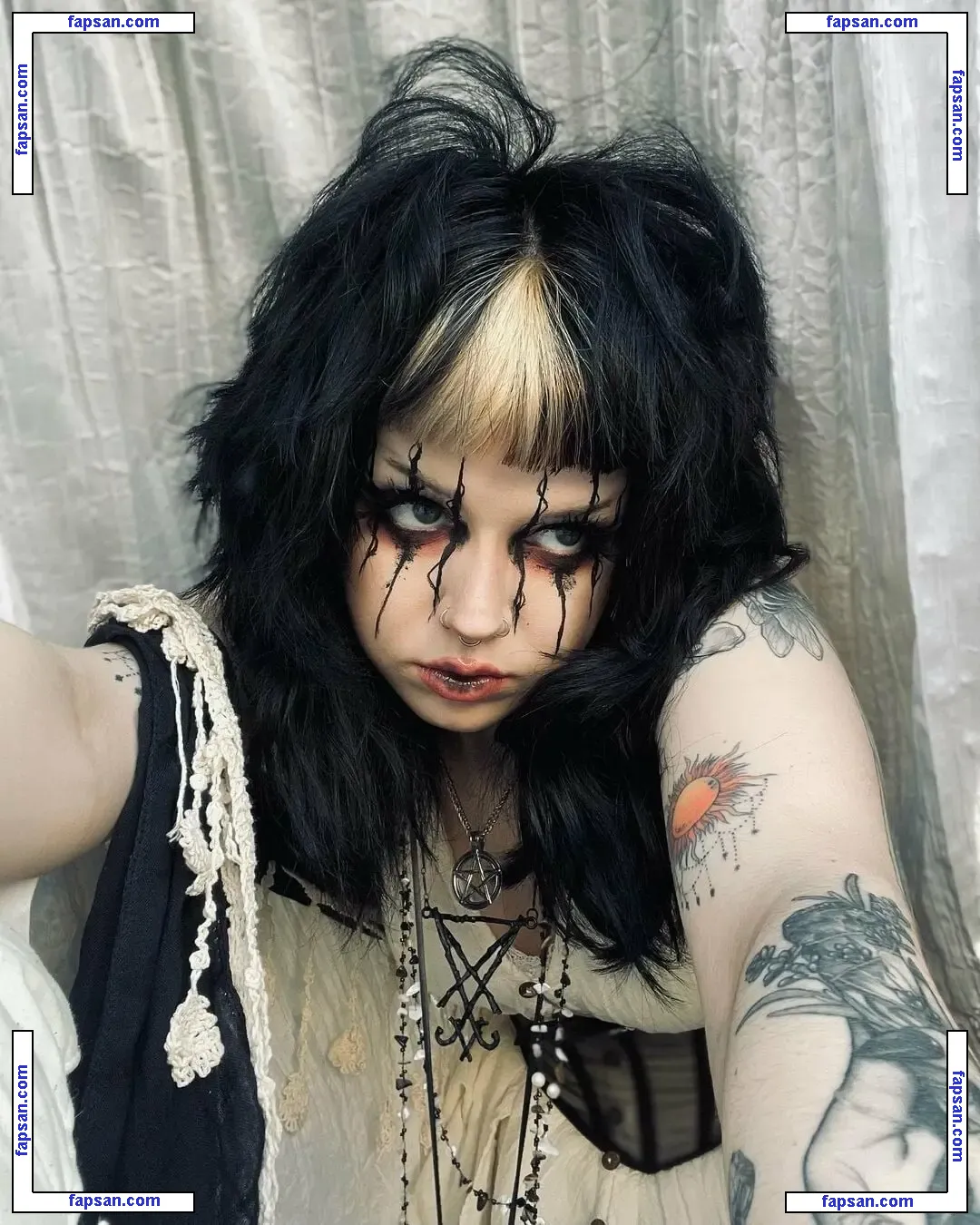 Caroline Carr голая фото #0004 с Онлифанс