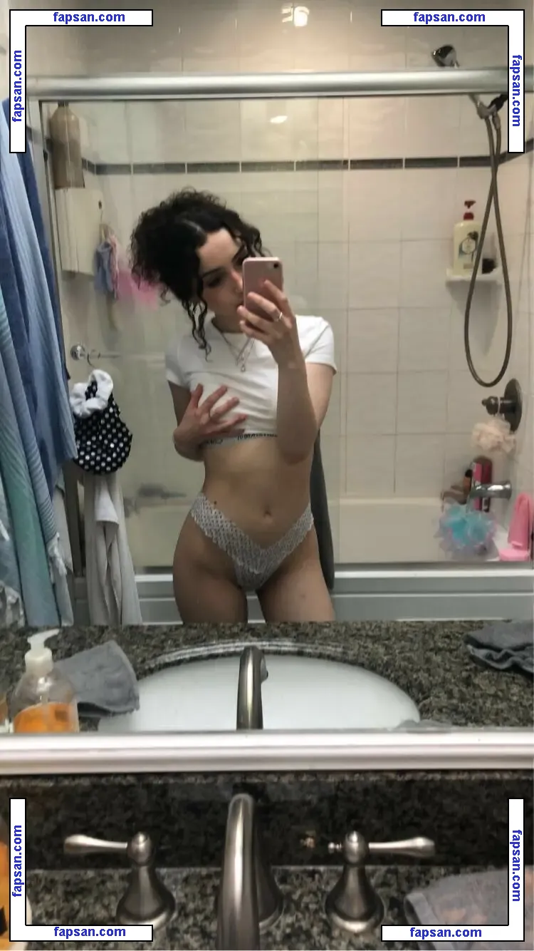 Celiaasalazarr nude photo #0001 from OnlyFans