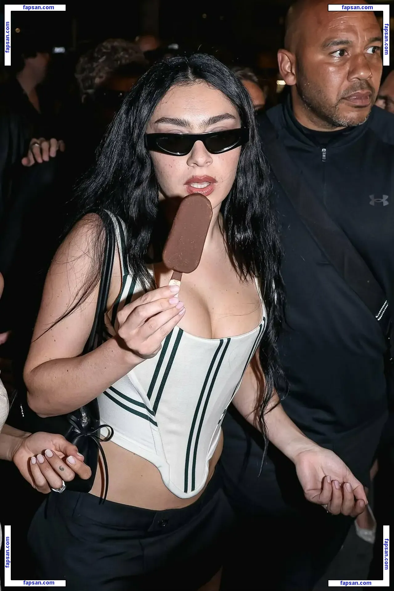 Charli XCX голая фото #3848 с Онлифанс