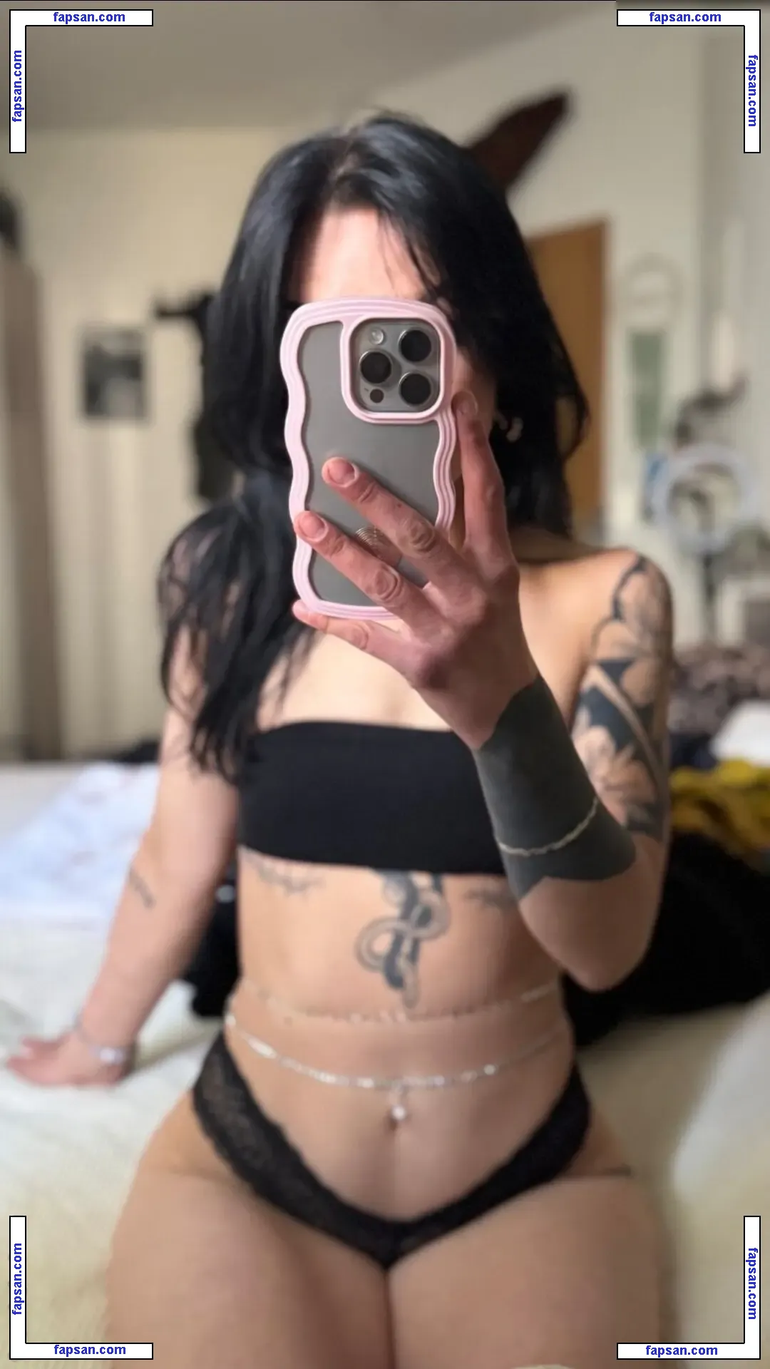 Charlotte_wkyns nude photo #0006 from OnlyFans