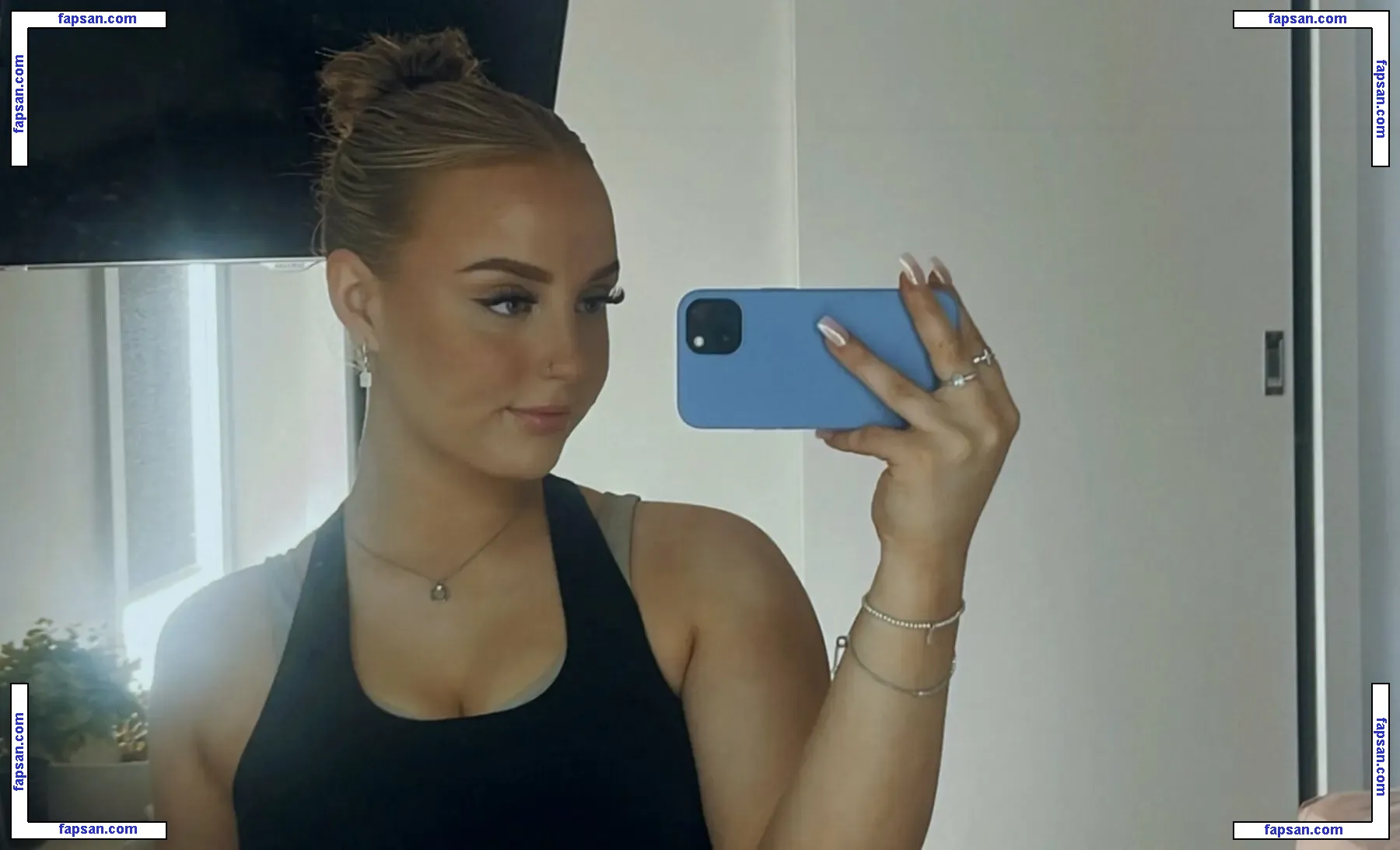 charlotteepage голая фото #0003 с Онлифанс