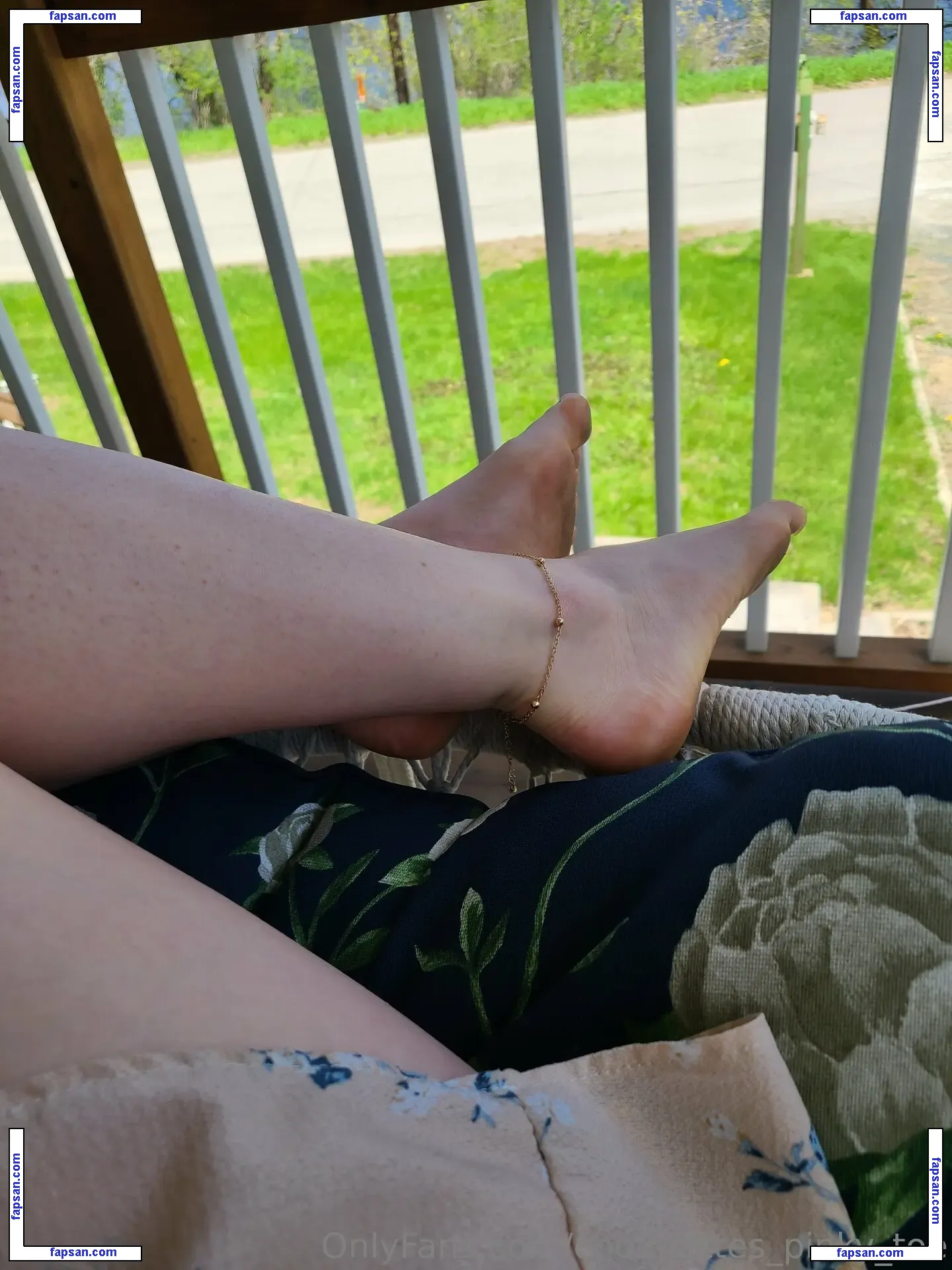 choupettes_pinky_toe nude photo #0001 from OnlyFans