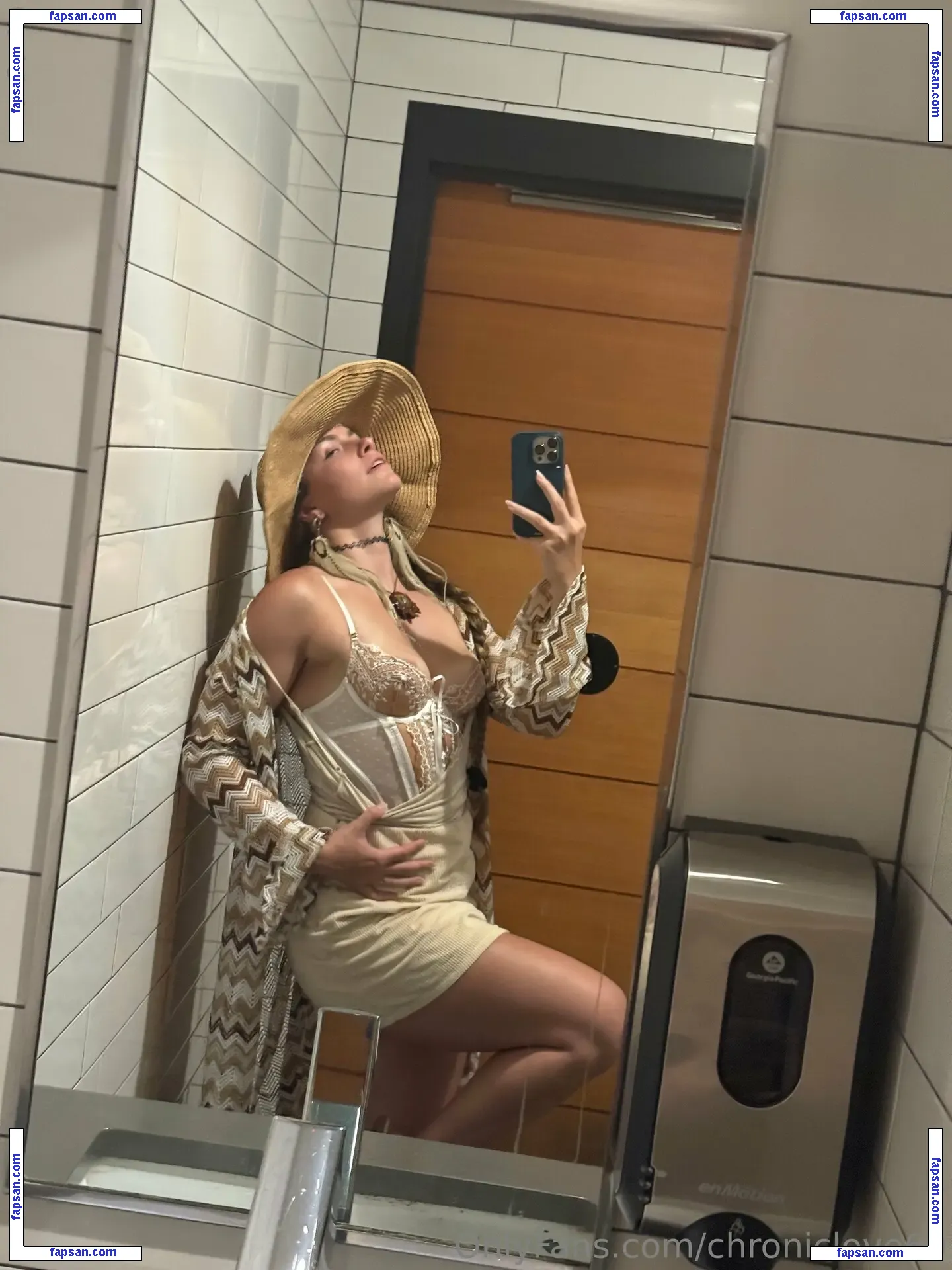 Chroniclove nude photo #0241 from OnlyFans