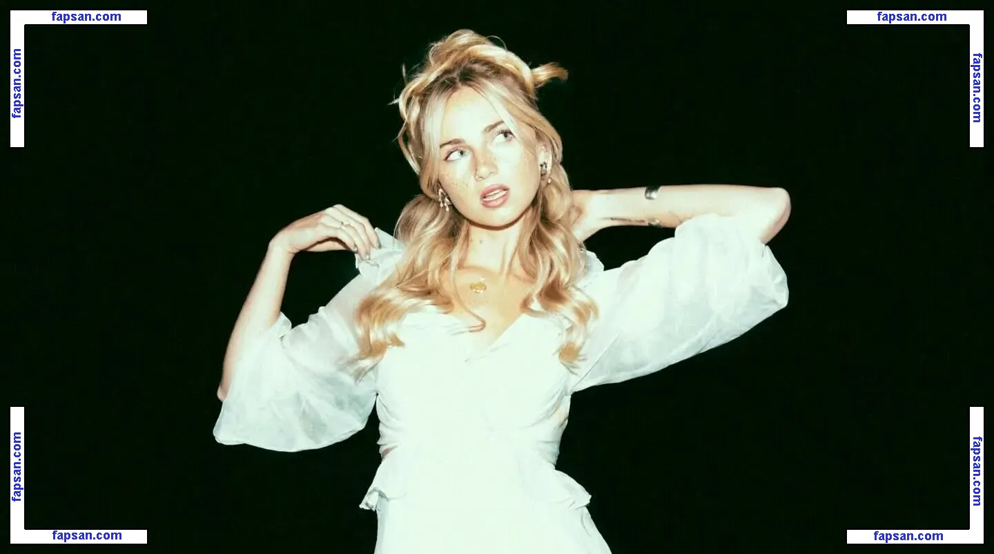 Claire Rosinkranz голая фото #0018 с Онлифанс