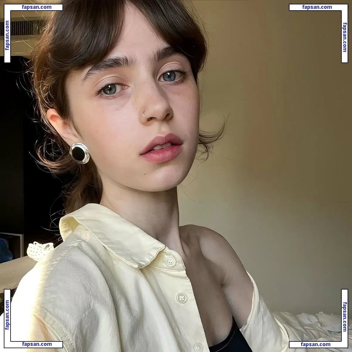 Clairo nude photo #0021 from OnlyFans