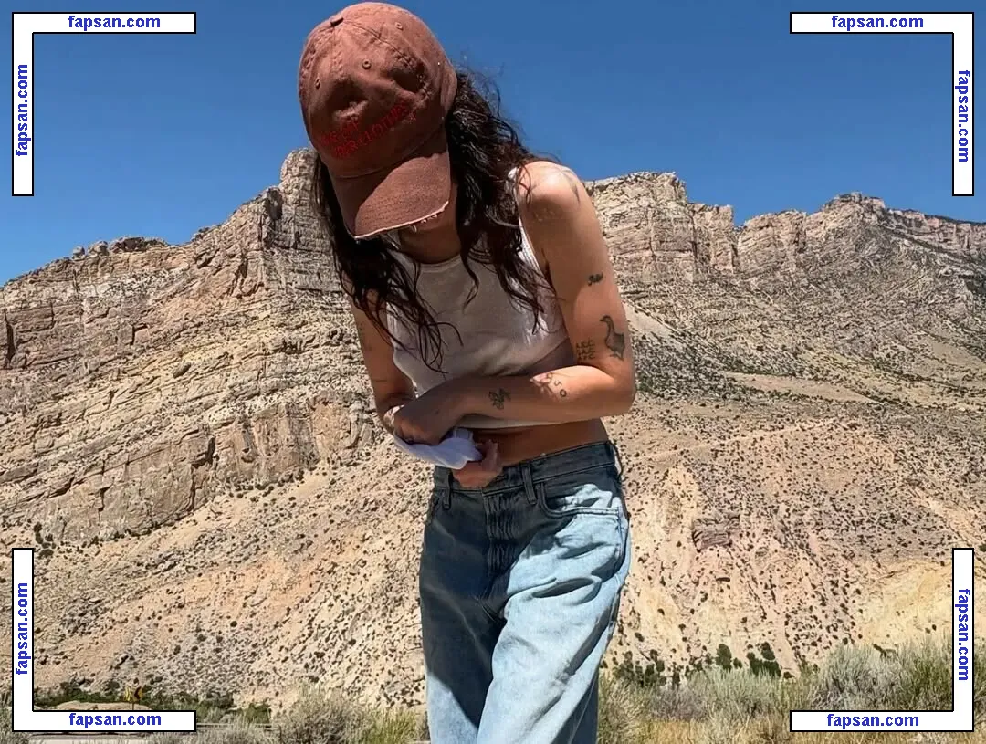 Clairo nude photo #0062 from OnlyFans