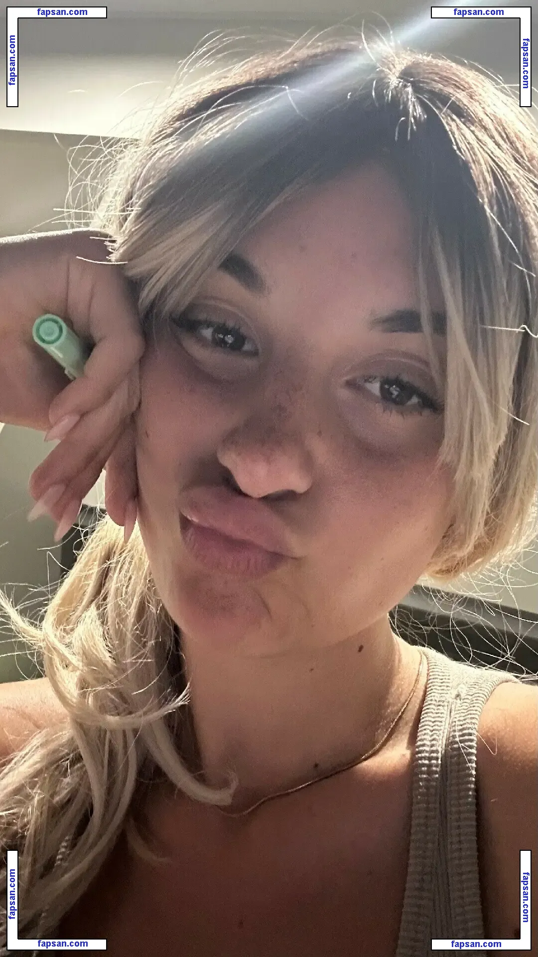 coralie.penny nude photo #0002 from OnlyFans