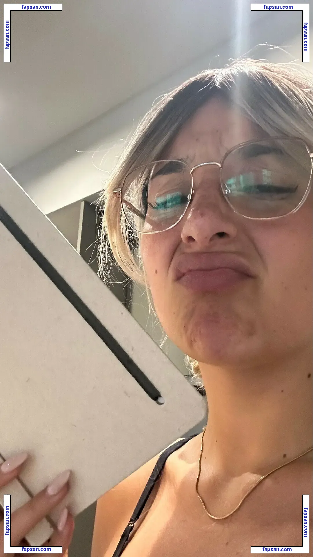 coralie.penny nude photo #0005 from OnlyFans