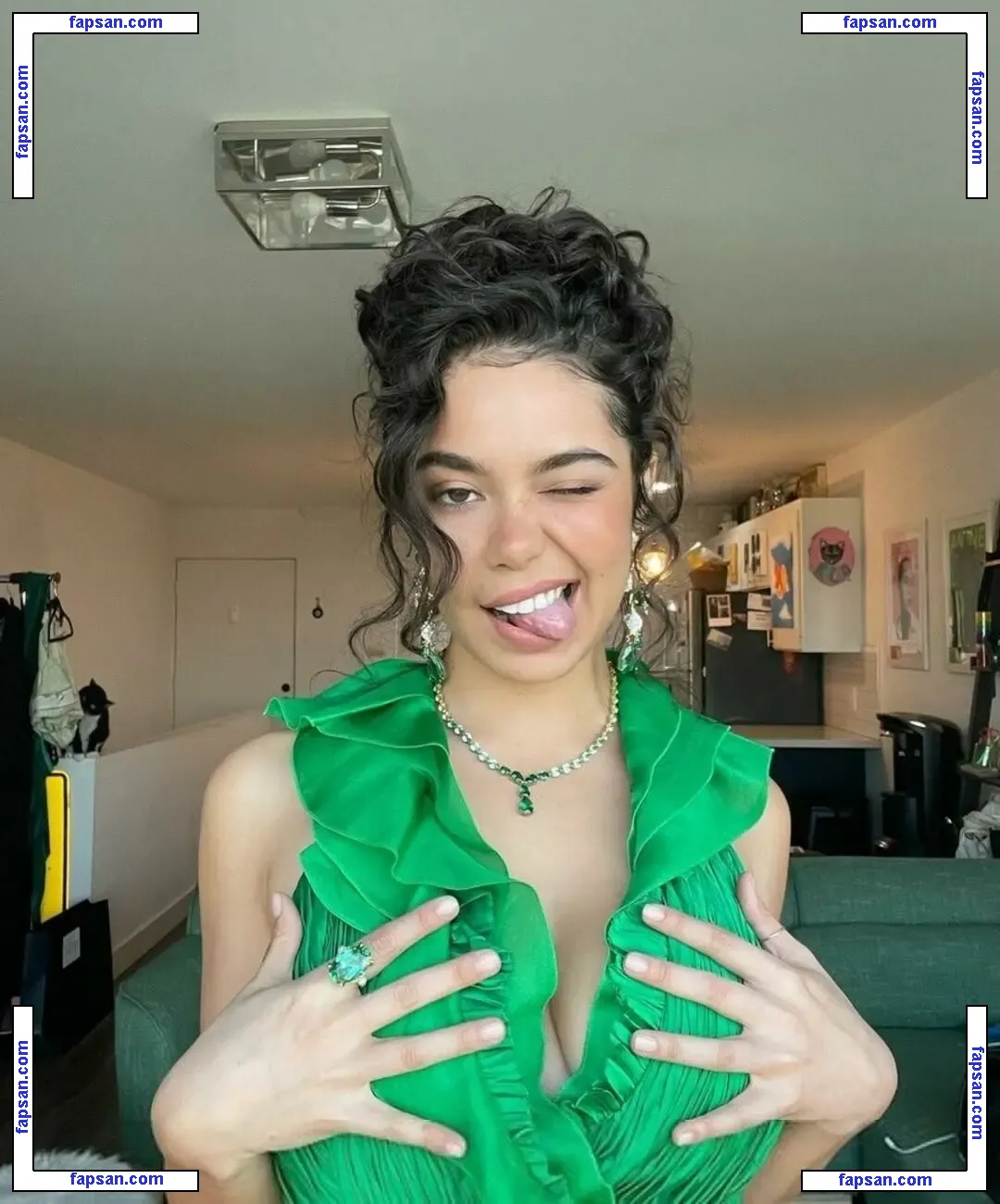 cravalho голая фото #0019 с Онлифанс