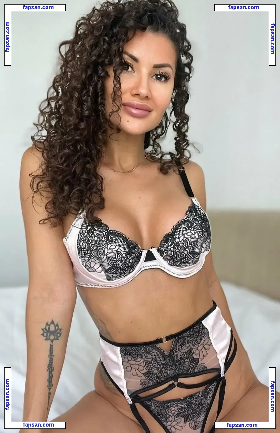 Curly Amelia nude photo #0003 from OnlyFans