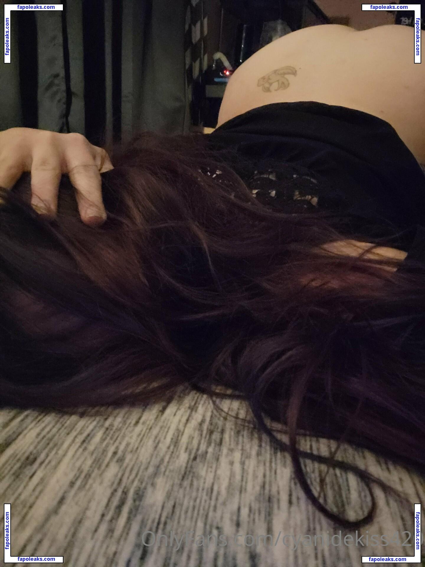 cyanidekiss420 / samanthaxcyanide nude photo #0020 from OnlyFans