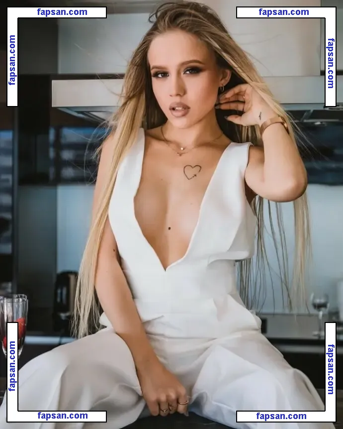 Dasha Grivina nude photo #0007 from OnlyFans
